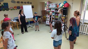 Dzieci z prowadzacą zajęcia w Sali Muminków