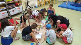 Dzieci z prowadzacą zajęcia w Sali Muminków