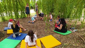 Dzieci z Panią Ewa Czapik-Kowalewską w ogrodzie