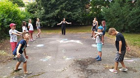 Dzieci z Panią Ewa Czapik-Kowalewską w ogrodzie