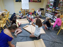 Dzieci podczas zajęć bibliotecznych