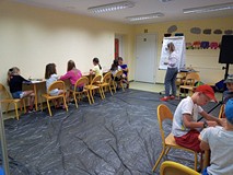 Dzieci podczas zajęć plastycznych