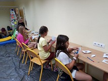 Dzieci podczas zajęć bibliotecznych