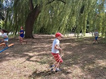 Dzieci w ogrodzie w trakcie zabawy integracyjnej