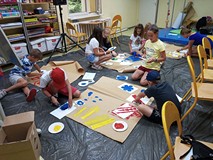 Dzieci podczas zajęć plastycznych