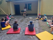 Pisarka Barbara Kosmowska opowiada dzieciom o swoich książkach.