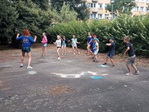 Dzieci i prowadząca tańczą w ogrodzie ZUMBĘ