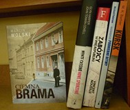 na zdjęciu książki, od lewej strony Marcin Wolski 