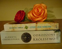 na zdjęciu książki ułożone na stos, od dołu Elżbieta Cherezińska 
