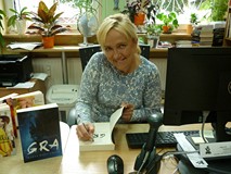 Marta Matulewicz podpisuje swoją książkę GRA