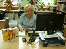 Marta Matulewicz podpisuje swoją ksiąkę 