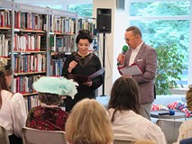 Ewa Czapik-Kowalewska i dyrektor Dariusz Pawlikowski witają gości.