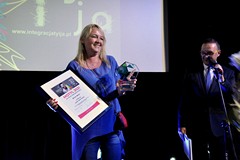 Monika Meleń odbiera statuetkę. Po prawej stronie Dyrektor KBP - Dariusz Pawlikowski
