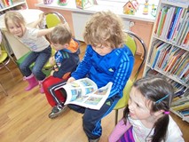 Tygryski w bibliotece