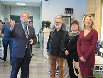 Przemawia Przemysław Krzyżanowski - Zastępca Prezydenta Miasta Koszalina, za nim od lewej komisarz w