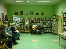 na zdjęciu Amelka Zoruk – Głowacka gra na gitarze