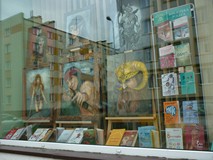 na zdjęciu witryna biblioteki