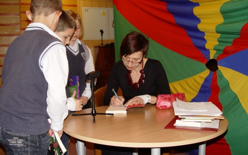 Pisarka dziecięca w bibliotece