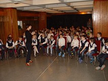 Pisarka dziecięca w bibliotece