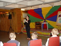 Pisarka dziecięca w bibliotece