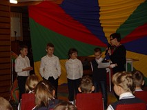 Pisarka dziecięca w bibliotece