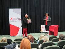 Ryszard Tarnowski wręcza Danucie Rogalskiej kwiaty w podziękowaniu za spotkanie