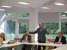 Dyrektor Książnicy Pomorskiej Lucjan Bąbolewski z otwartymi ramionami wita uczestników konferencji.