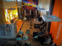 Widok koncertu z antresoli Koszalińskiej Biblioteki Publicznej.