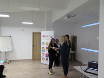 Laureatka Natalia Przekota odbiera nagrodę.