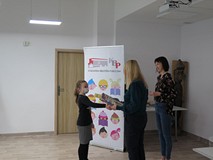 Laureatka Lena Palińska odbiera nagrodę.