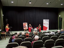 Grażyna Plebanek, Piotr Pawłowski i widownia na spotkaniu autorskim.