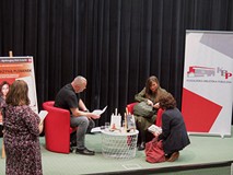 Grażyna Plebanek podczas rozmowy ze słuchaczką po spotkaniu.