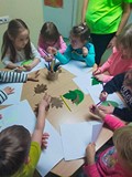 Dzieci podczas zajęć plastycznych