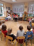 Bibliotekarka prezentuje ciekawe książki, które można wypożyczyć z biblioteki