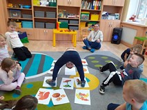 Dzieci podczas zabawy integracyjnej