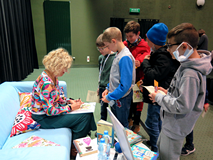 Joanna Jagiełło rozdaje autografy dzieciom.