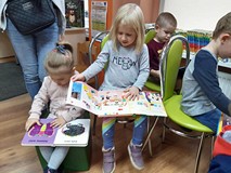 Dwie dziewczynki oglądają książki