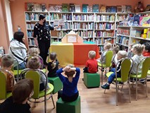 Kicia Kocia w bibliotece- głośne czytanie książki