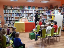 Pierwsza wizyta w bibliotece, rozmowa z przedszkolakami na temat wypożyczania książek