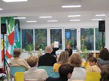 Aleksandra Barcikowska przedstawia matrioszkę w formie kolorowanki dla dzieci.