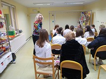 Joanna Jagiełło rozdaje pamiatkowe broszury.