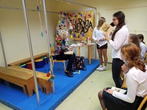 Joanna Jagiełło składa autografy na książkach