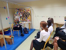 Joanna Jagiełło opowiada o swoich książkach uczestnikom spotkania