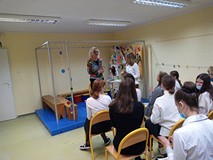 Joanna Jagiełło otrzymuję różę od uczestników spotkania