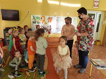 Z wizytą w Przedszkolu nr 9- bibliotekarka i absolwentka Lena, otrzymują podziękowania od dzieci za 
