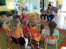 Z wizytą w Przedszkolu nr 9- bibliotekarka czyta dzieciom książkę