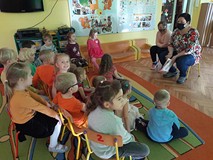 Z wizytą w Przedszkolu nr 9- bibliotekarka rozmawia z przedszkolakami o czytaniu książek