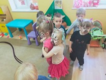 Grupa trzylatków podczas zabawy integracyjnej