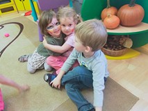 Grupa trzylatków podczas zabawy integracyjnej