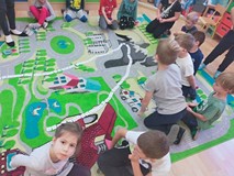 Grupa sześciolatków podczas zajęć